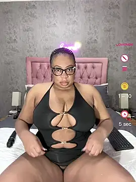 Snapshot of VixenRoyaleX chatting on May 2, 2026, 2:17 am VixenRoyaleX online show from May 2, 2026, 2:17 am