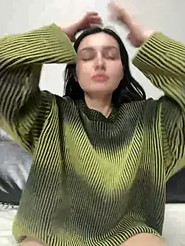 lunalovelee online show from April 5, 2026, 5:30 pm