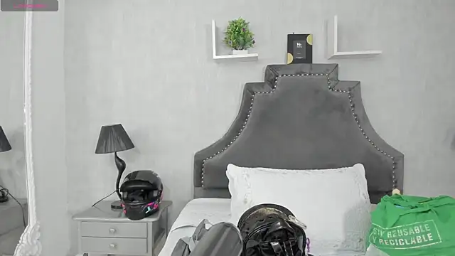 EmiliaRose  online show from November 14, 2025, 9:18 pm