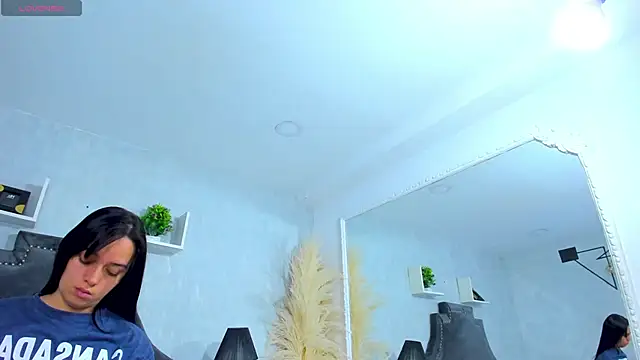 Snapshot of EmiliaRose_ chatting on December 15, 2025, 9:20 pm EmiliaRose online show from December 15, 2025, 9:20 pm