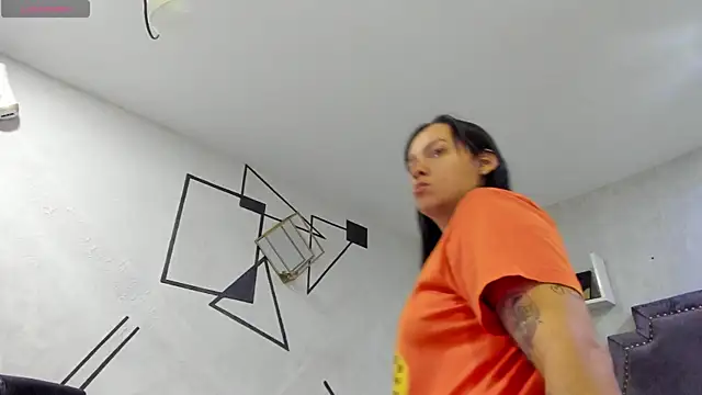 Snapshot of EmiliaRose_ chatting on January 11, 2026, 8:27 pm EmiliaRose online show from January 11, 2026, 8:27 pm