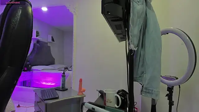 Snapshot of EmiliaRose_ chatting on February 27, 2026, 8:41 pm EmiliaRose online show from February 27, 2026, 8:41 pm