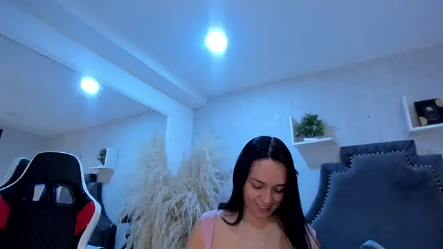 EmiliaRose  online show from April 9, 2026, 9:21 pm