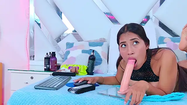 Snapshot of YesyHills chatting on March 22, 2025, 10:04 pm YesyHills online show from March 22, 2025, 10:04 pm