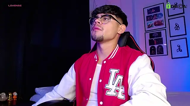 Snapshot of isaac-saenz chatting on December 4, 2025, 12:31 am isaac-saenz online show from December 4, 2025, 12:31 am