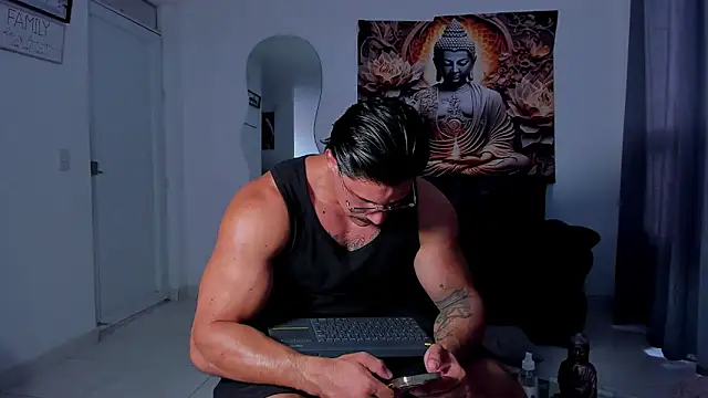 Snapshot of Valentino_Dosantos_ chatting on November 4, 2025, 8:23 pm Valentino Dosantos online show from November 4, 2025, 8:23 pm