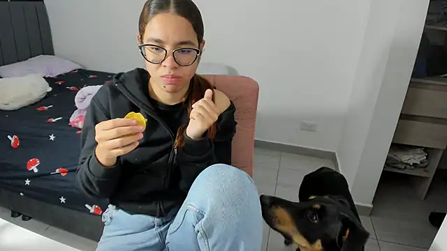 Greciaruiz  online show from November 17, 2025, 12:03 am