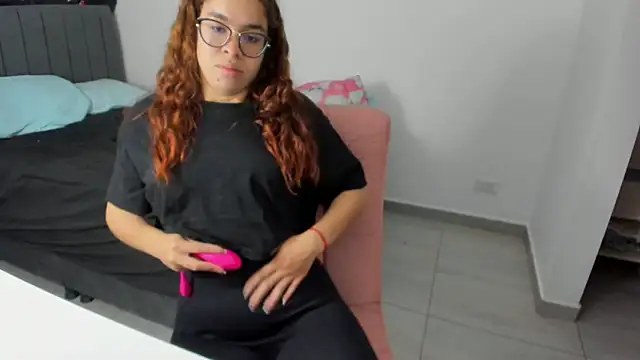 Snapshot of Greciaruiz_ chatting on October 5, 2025, 10:22 pm Greciaruiz online show from October 5, 2025, 10:22 pm