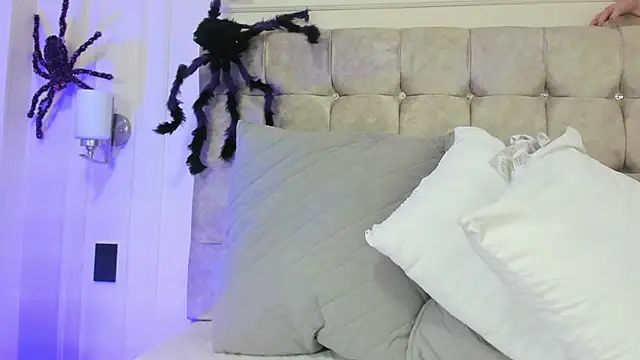 Snapshot of JasmineRoss_1 chatting on October 22, 2025, 7:02 pm JasmineRoss 1 online show from October 22, 2025, 7:02 pm