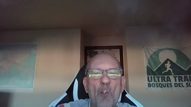 Snapshot of llopaco chatting on April 15, 2026, 6:01 pm llopaco online show from April 15, 2026, 6:01 pm