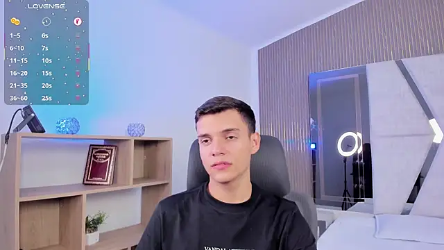 JacobRoberts1 online show from November 19, 2025, 8:31 pm