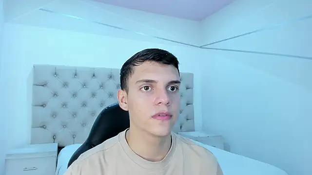 JacobRoberts1 online show from November 16, 2025, 9:19 pm