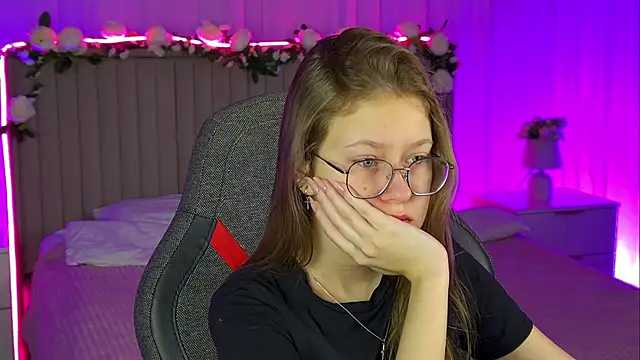 Snapshot of EveMundie chatting on November 5, 2025, 6:27 am EveMundie online show from November 5, 2025, 6:27 am