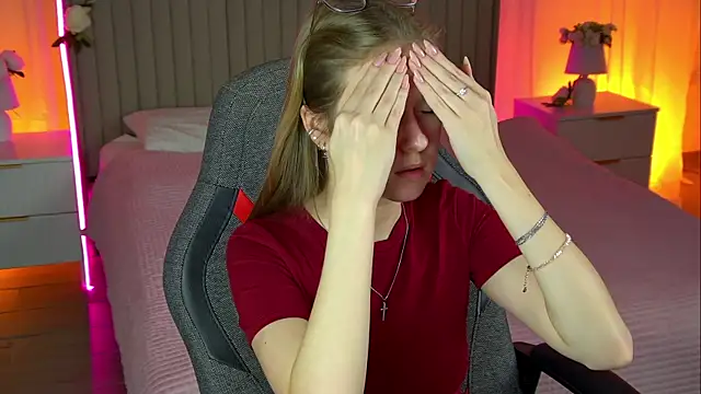 Snapshot of EveMundie chatting on October 28, 2025, 12:15 pm EveMundie online show from October 28, 2025, 12:15 pm