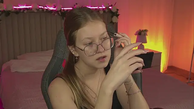 Snapshot of EveMundie chatting on November 10, 2025, 6:29 am EveMundie online show from November 10, 2025, 6:29 am