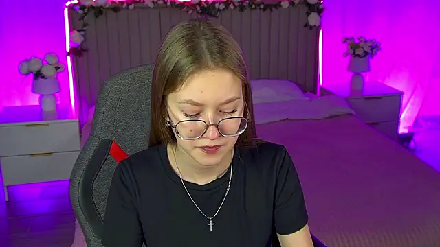 Snapshot of EveMundie chatting on November 25, 2025, 12:38 pm EveMundie online show from November 25, 2025, 12:38 pm