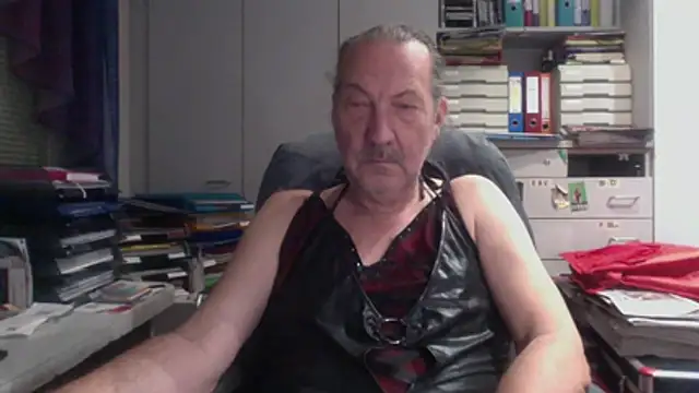 HMStraps01 online show from December 18, 2025, 5:39 pm