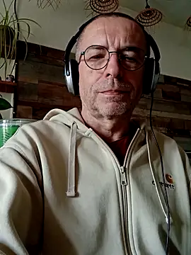 Snapshot of Xavspank2 chatting on April 13, 2026, 9:35 am Xavspank2 online show from April 13, 2026, 9:35 am