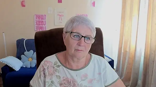 Snapshot of Sandra_Snowflake chatting on July 1, 2026, 12:16 pm Sandra Snowflake online show from July 1, 2026, 12:16 pm