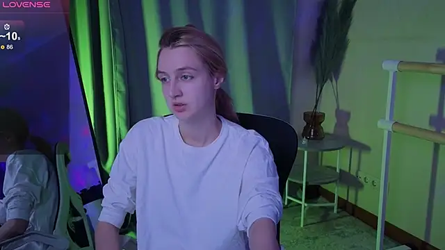 aishiro online show from November 28, 2025, 9:20 am