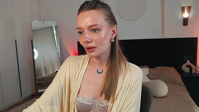 LunaticaBae online show from May 22, 2026, 3:48 am