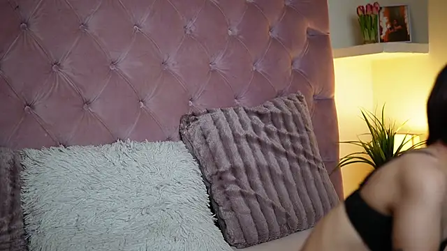 Snapshot of MaiaMini chatting on October 25, 2025, 11:27 pm MaiaMini online show from October 25, 2025, 11:27 pm