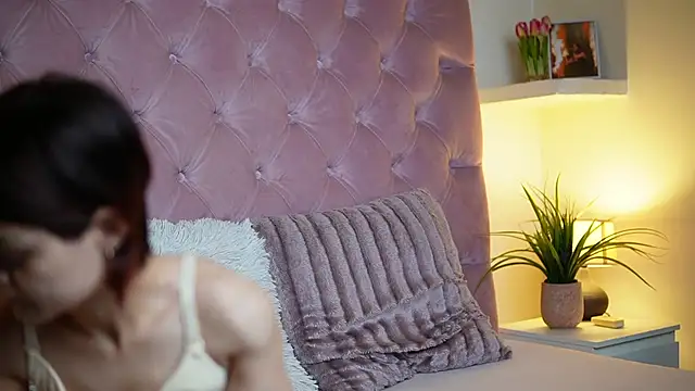 Snapshot of MaiaMini chatting on November 13, 2025, 10:57 pm MaiaMini online show from November 13, 2025, 10:57 pm