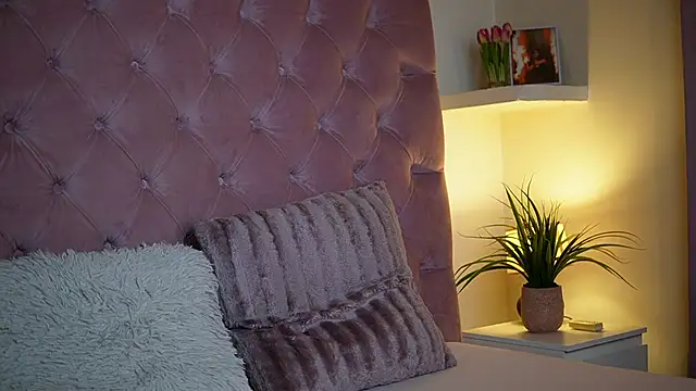 Snapshot of MaiaMini chatting on September 12, 2025, 8:52 pm MaiaMini online show from September 12, 2025, 8:52 pm