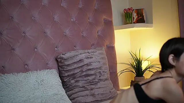 Snapshot of MaiaMini chatting on October 6, 2025, 6:41 pm MaiaMini online show from October 6, 2025, 6:41 pm