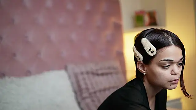 Snapshot of MaiaMini chatting on November 7, 2025, 7:51 pm MaiaMini online show from November 7, 2025, 7:51 pm