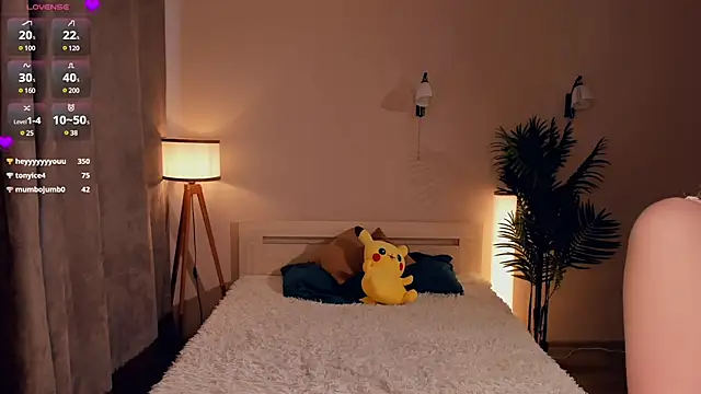 Snapshot of FloraBonde chatting on March 17, 2025, 10:06 am FloraBonde online show from March 17, 2025, 10:06 am