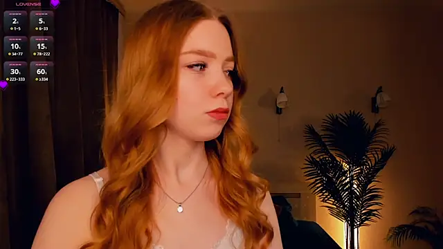 Snapshot of FloraBonde chatting on March 4, 2025, 7:30 am FloraBonde online show from March 4, 2025, 7:30 am