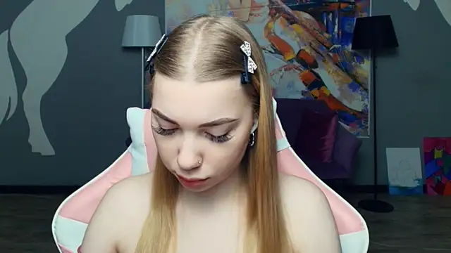 Snapshot of FloraBonde chatting on December 15, 2025, 12:11 pm FloraBonde online show from December 15, 2025, 12:11 pm