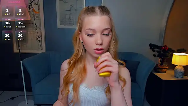 Snapshot of FloraBonde chatting on October 3, 2025, 12:17 pm FloraBonde online show from October 3, 2025, 12:17 pm