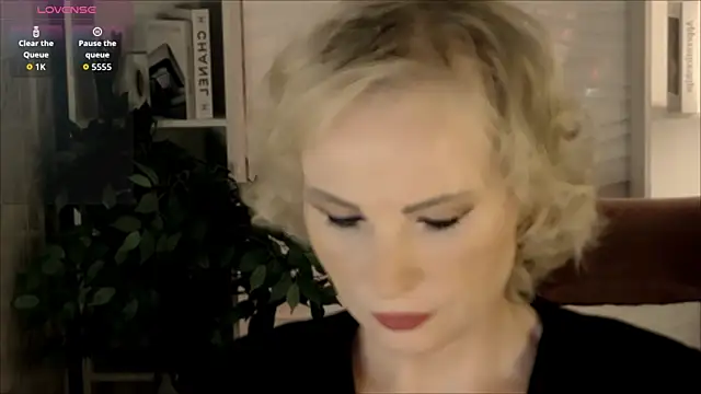 Snapshot of Sandra_Kind chatting on October 23, 2025, 5:50 am Sandra Kind online show from October 23, 2025, 5:50 am