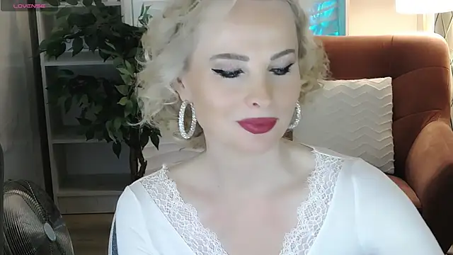 Snapshot of Sandra_Kind chatting on December 14, 2025, 5:57 am Sandra Kind online show from December 14, 2025, 5:57 am