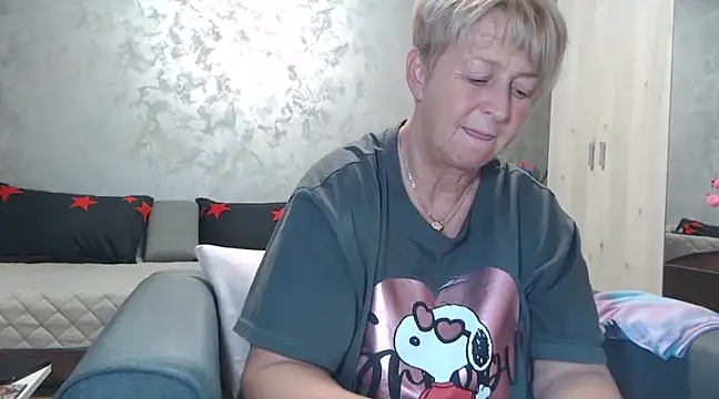 Snapshot of RosesandLillies chatting on March 8, 2025, 5:33 pm RosesandLillies online show from March 8, 2025, 5:33 pm