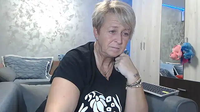 RosesandLillies online show from December 2, 2025, 5:58 pm