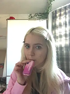 Snapshot of Blondie_Sofia_Essexbabe chatting on November 21, 2025, 12:15 pm Blondie Sofia Essexbabe online show from November 21, 2025, 12:15 pm