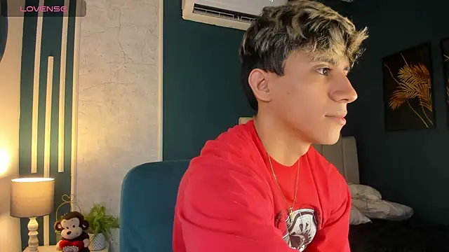 Snapshot of Allex_Cano chatting on March 19, 2025, 11:50 am Allex Cano online show from March 19, 2025, 11:50 am