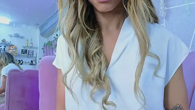 Snapshot of EmmyCortez chatting on November 7, 2025, 12:21 pm EmmyCortez online show from November 7, 2025, 12:21 pm