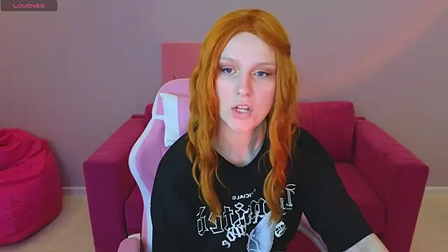 Snapshot of KristinMoore chatting on March 22, 2025, 1:43 am KristinMoore online show from March 22, 2025, 1:43 am