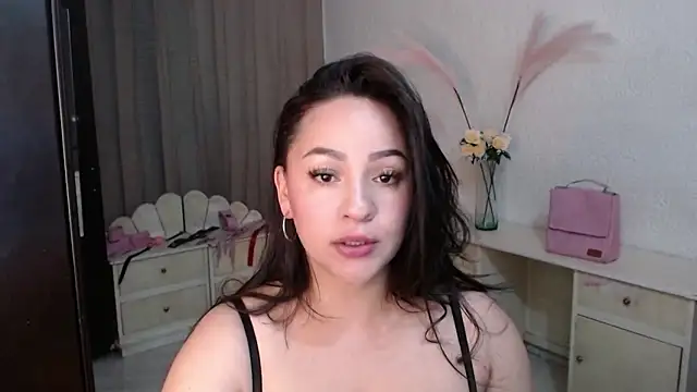 Snapshot of EngelCristaly chatting on November 3, 2025, 3:23 am EngelCristaly online show from November 3, 2025, 3:23 am