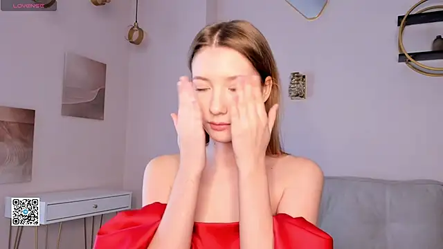 Snapshot of SunnivaCovil chatting on March 5, 2025, 11:38 am SunnivaCovil online show from March 5, 2025, 11:38 am