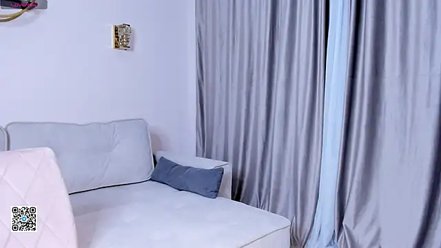 Snapshot of SunnivaCovil chatting on March 17, 2025, 3:40 pm SunnivaCovil online show from March 17, 2025, 3:40 pm