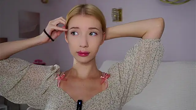 Snapshot of SunnivaCovil chatting on November 23, 2025, 2:38 pm SunnivaCovil online show from November 23, 2025, 2:38 pm