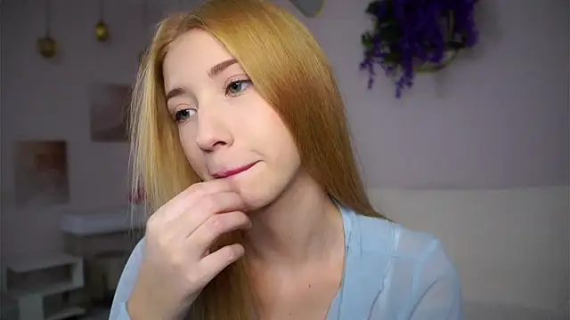 SunnivaCovil online show from December 17, 2025, 2:33 pm