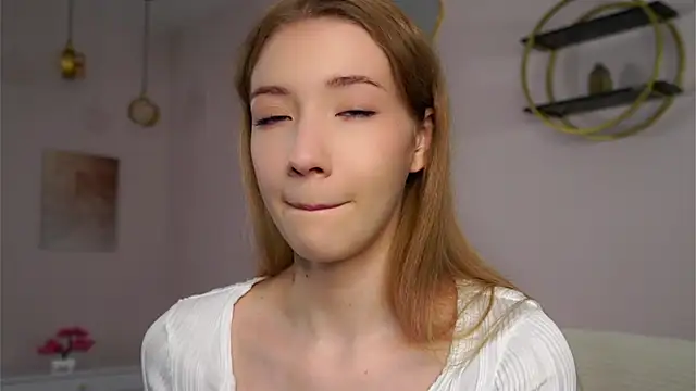 Snapshot of SunnivaCovil chatting on September 19, 2025, 2:43 pm SunnivaCovil online show from September 19, 2025, 2:43 pm