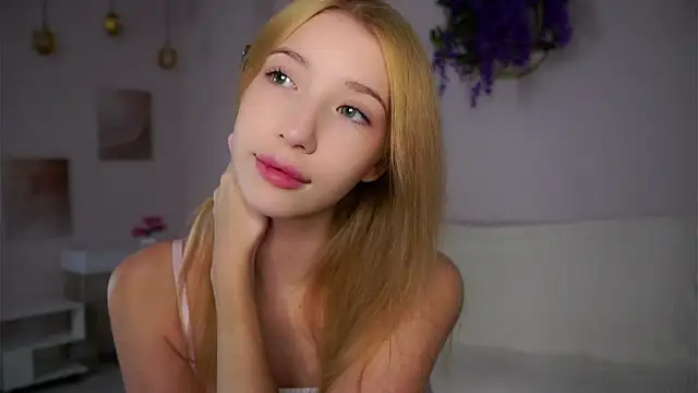 Snapshot of SunnivaCovil chatting on December 15, 2025, 2:56 pm SunnivaCovil online show from December 15, 2025, 2:56 pm