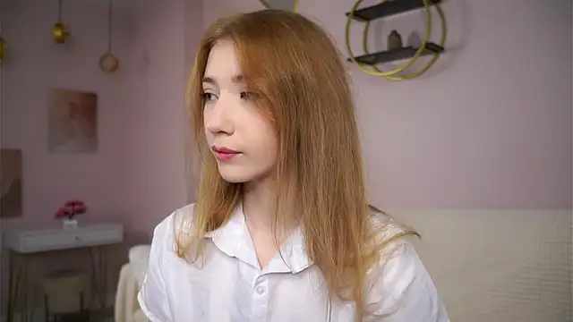 Snapshot of SunnivaCovil chatting on September 28, 2025, 1:40 pm SunnivaCovil online show from September 28, 2025, 1:40 pm